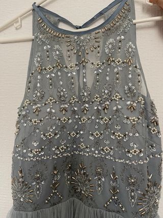 Vestido corto con pedrería y volantes