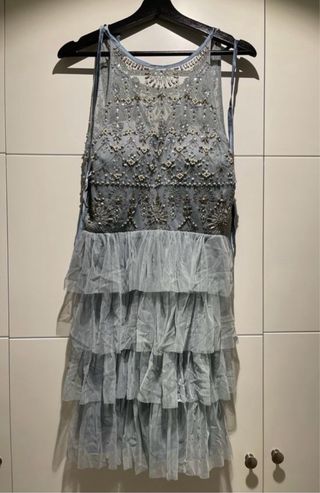 Vestido corto con pedrería y volantes