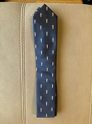 Corbata azul con estampado de trompetas