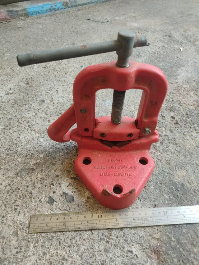 Tornillo sujeta tubos profesional 10-30mm