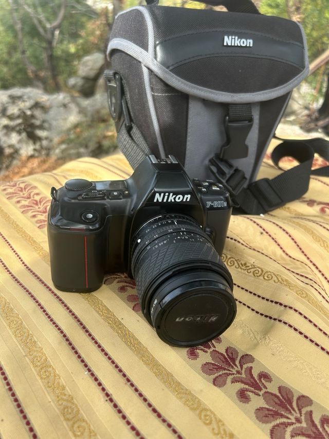 Cámara Nikon F-801 con bolso