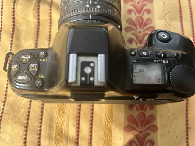 Cámara Nikon F-801 con bolso