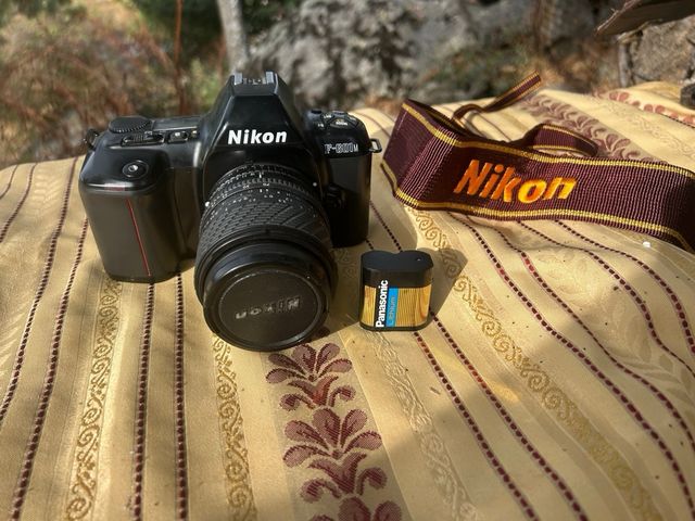 Cámara Nikon F-801 con bolso
