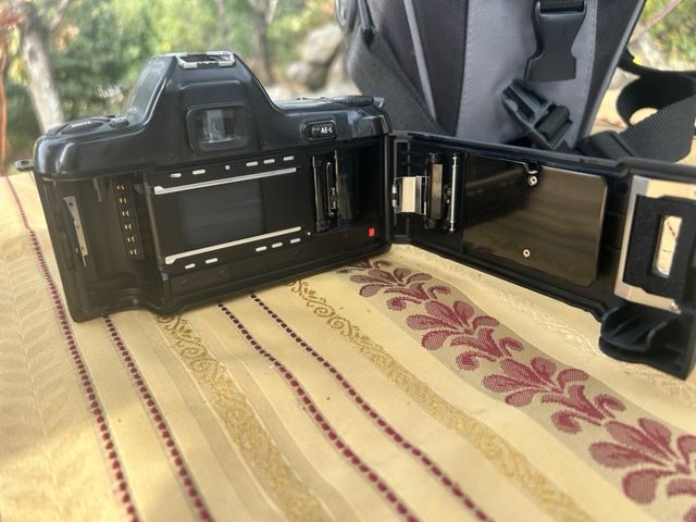 Cámara Nikon F-801 con bolso