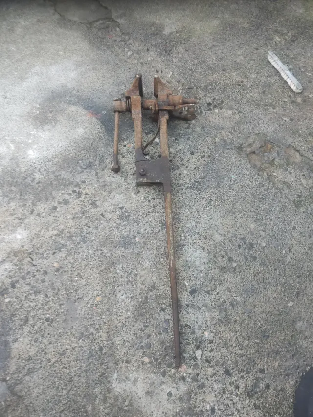 Tornillo de pie antiguo