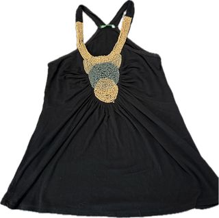 Camiseta negra con abalorios