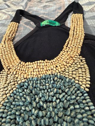 Camiseta negra con abalorios