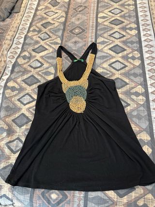 Camiseta negra con abalorios