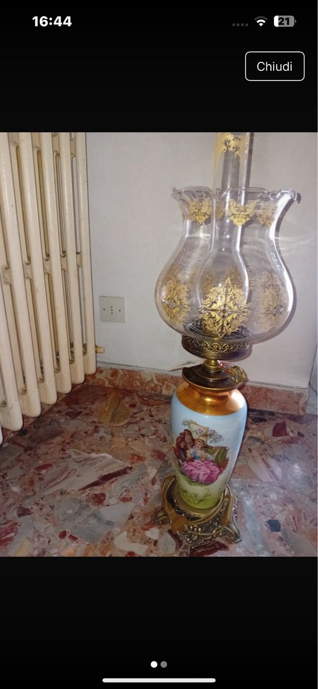 Lampada antica in vetro e porcellana