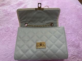 Bolso blanco acolchado con cadena dorada