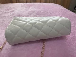 Bolso blanco acolchado con cadena dorada