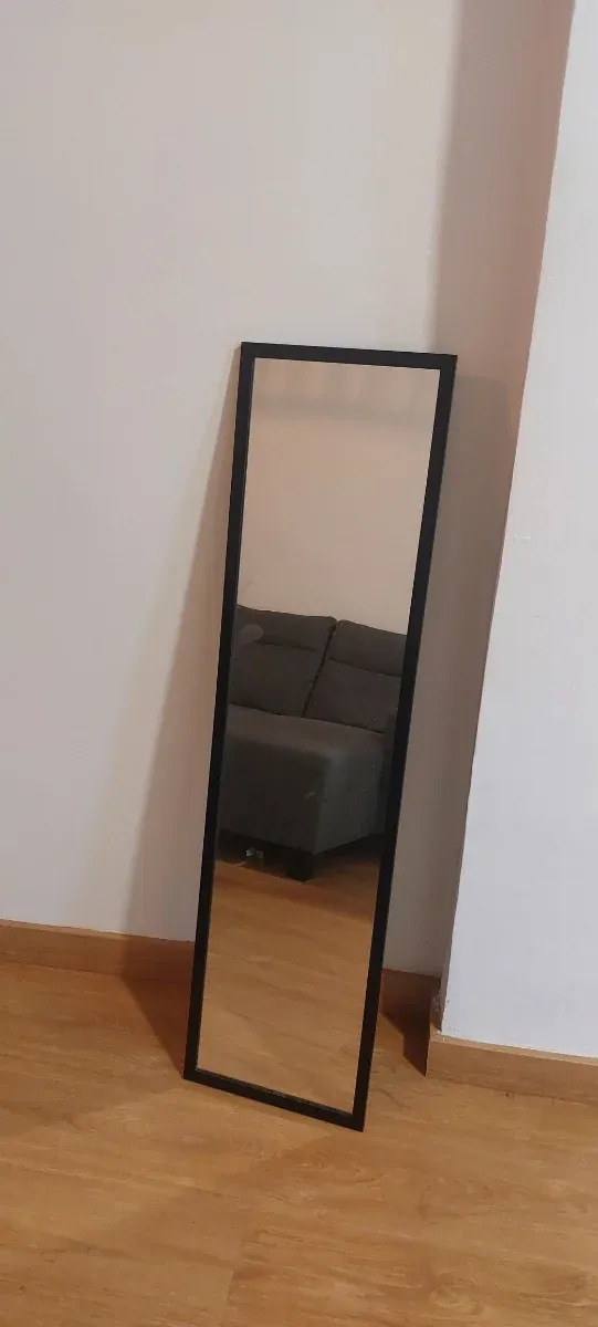 Espejo de pie negro IKEA 20€
El segundo espejo 13€