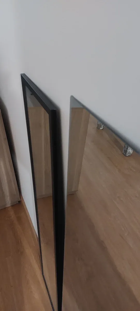 Espejo de pie negro IKEA 20€
El segundo espejo 13€