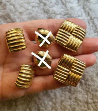 Pendientes vintage dorados.