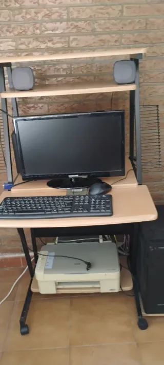 Mesa de ordenador madera y metal.