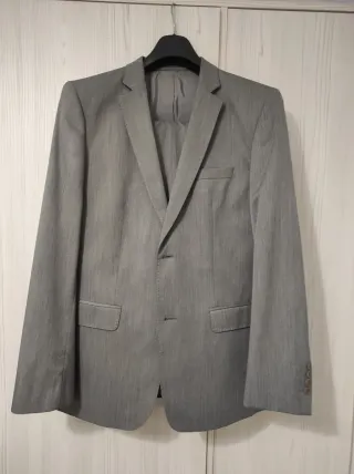 Traje de chaqueta gris. 