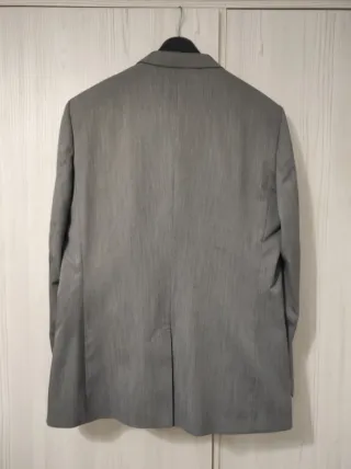 Traje de chaqueta gris. 