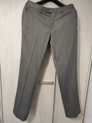 Traje de chaqueta gris. 