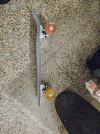 Skate transparente con ruedas de colores y luces 