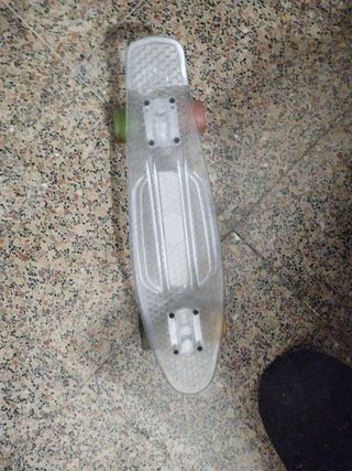 Skate transparente con ruedas de colores y luces 