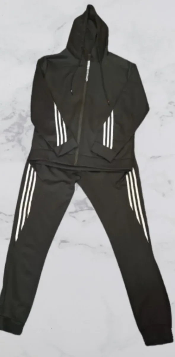 Chándal negro con rayas blancas