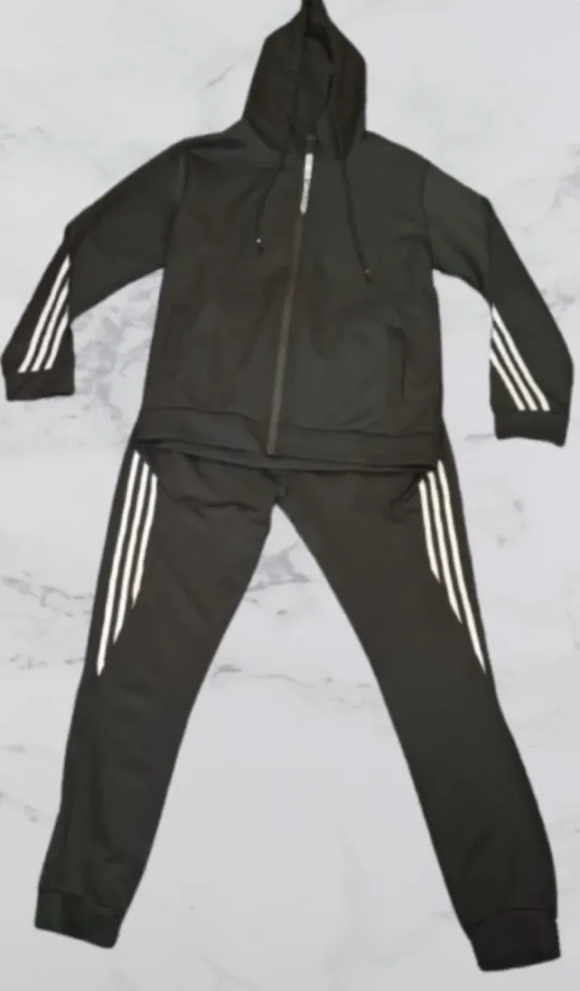 Chándal negro con rayas blancas