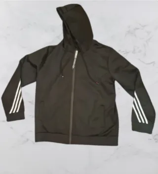 Chándal negro con rayas blancas