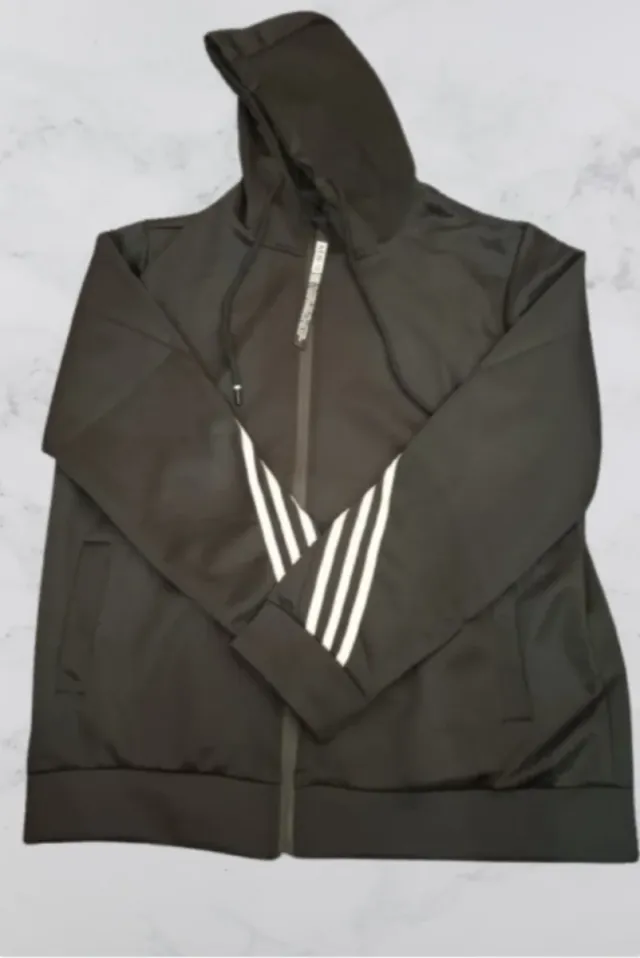 Chándal negro con rayas blancas