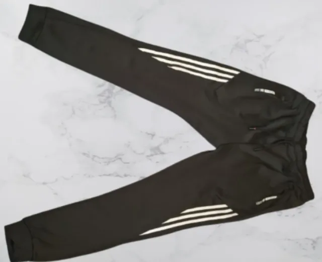 Chándal negro con rayas blancas