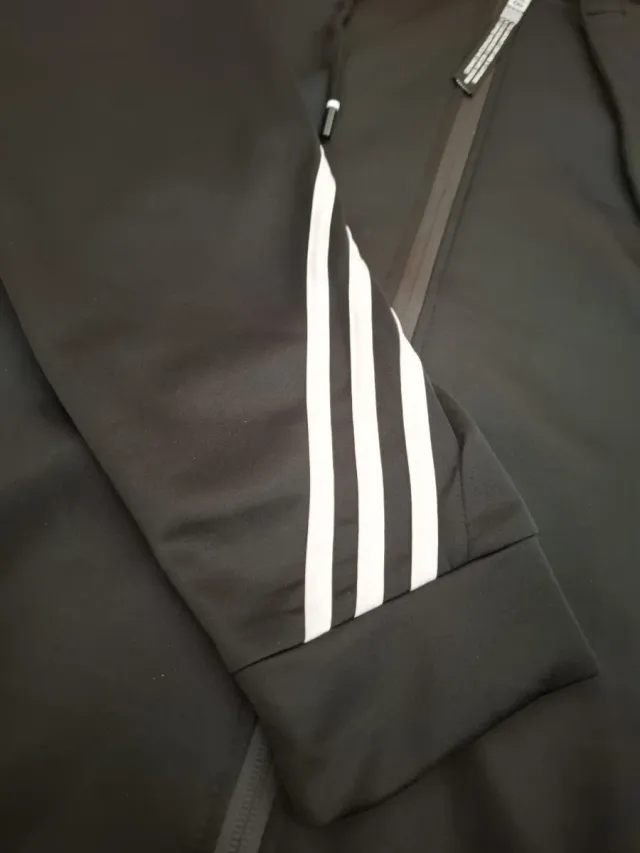 Chándal negro con rayas blancas