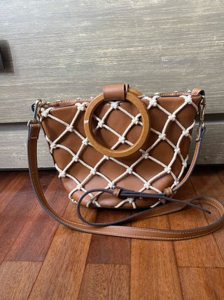 Bolso saco marrón con red y asa madera