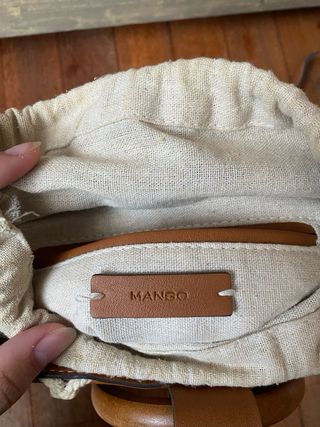 Bolso saco marrón con red y asa madera