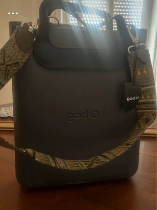 Borsa O bag nera con tracolla oro