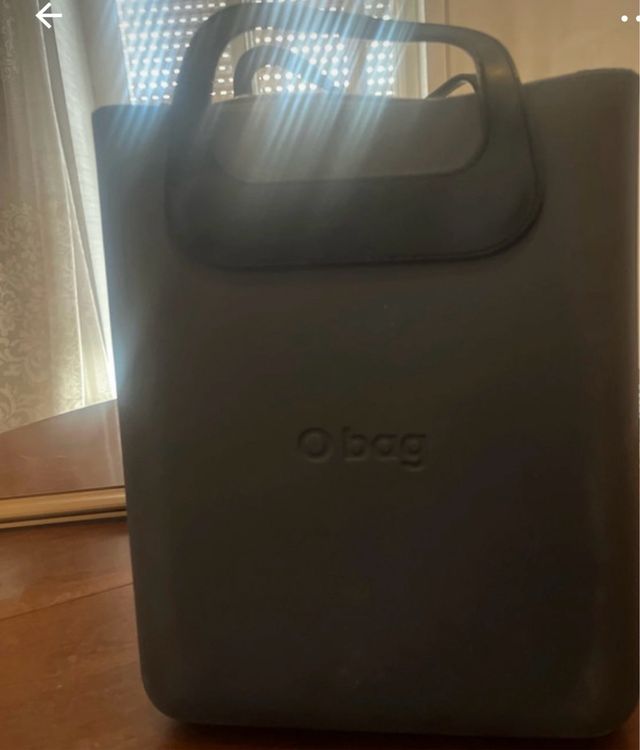 Borsa O bag nera con tracolla oro