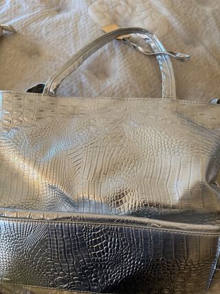 Bolso plateado efecto piel de cocodrilo