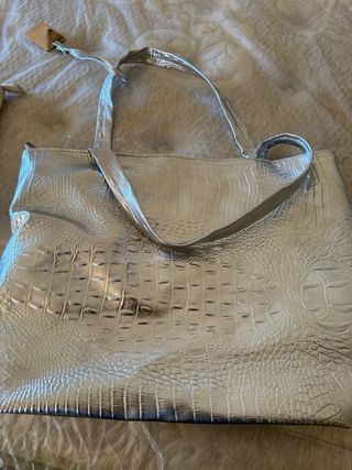 Bolso plateado efecto piel de cocodrilo
