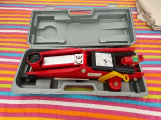 Gato hidráulico rojo con maletín