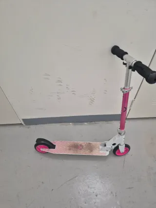 Patinete infantil rosa y blanco