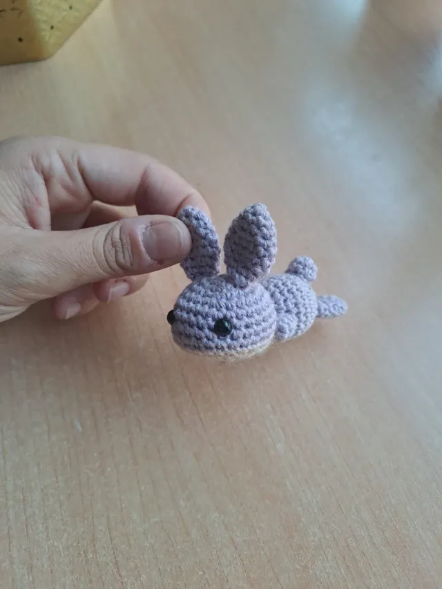 Conejo de ganchillo morado