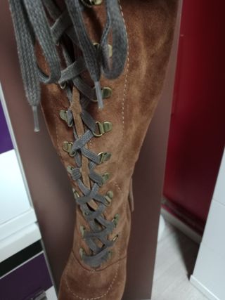 Botas de ante marrones con cordones