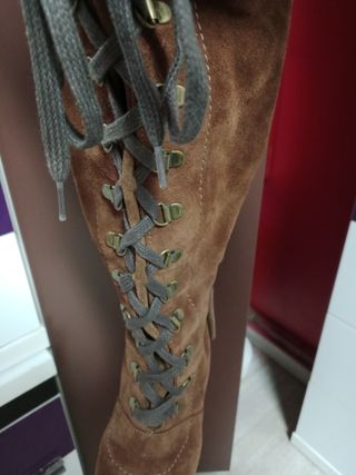 Botas de ante marrones con cordones