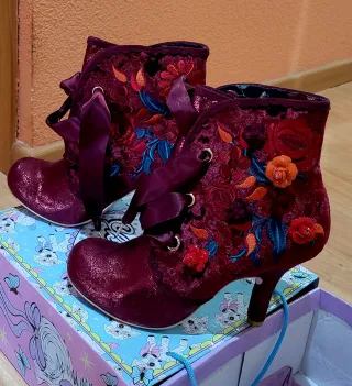 Preciosos Botines Irregular Choice Rojo burdeos