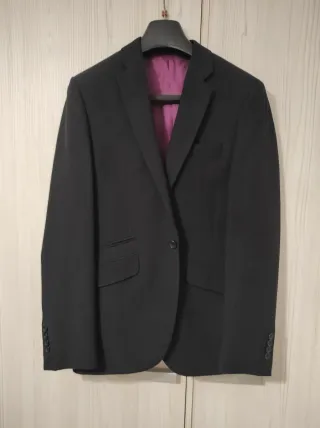 Traje de Chaqueta Negro con Forro Morado