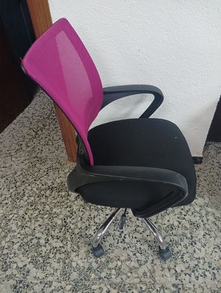Sillón de oficina con ruedas rosa y negro