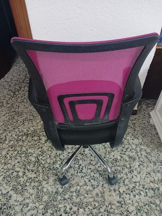 Sillón de oficina con ruedas rosa y negro