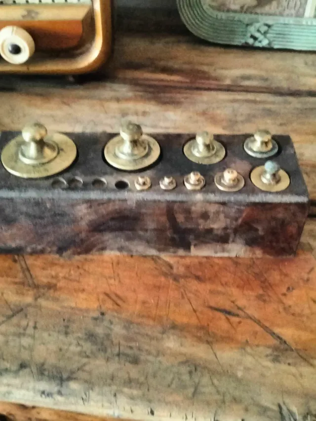 Antiguo taco de pesas de latón