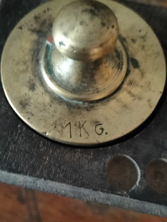 Antiguo taco de pesas de latón