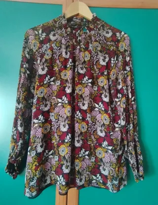 Blusa floral cuello alto