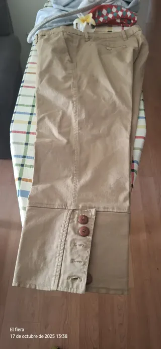Pantalón campero beige
Talla 44 aunque pone 46

