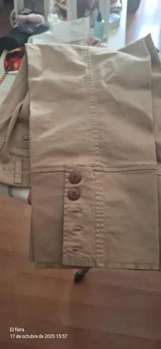 Pantalón campero beige
Talla 44 aunque pone 46
